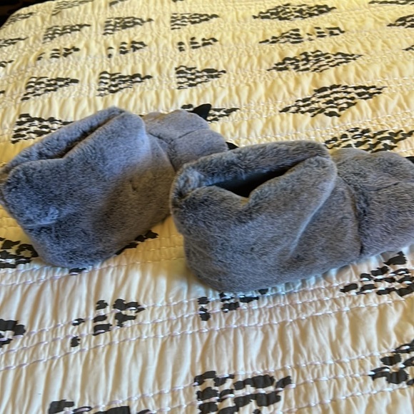 Like New Gray Wolf Slippers Kids Large 4/5 - Picture 2 of 4